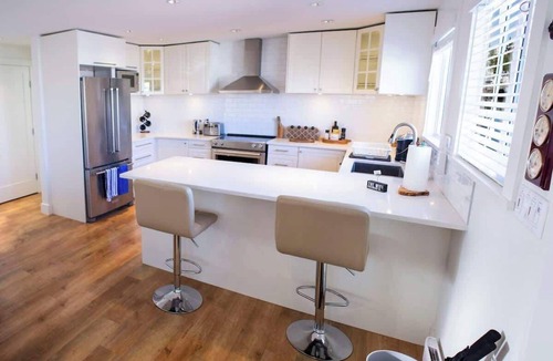 Lower Lonsdale Boat Rental | Cozy modern floating home next to Lonsdale Quay