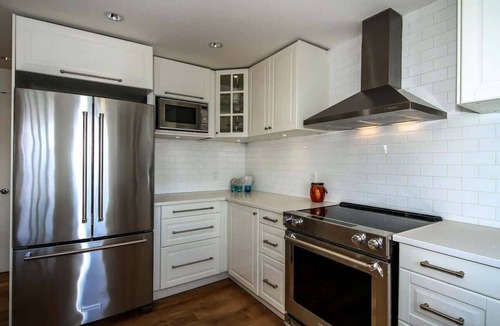 Lower Lonsdale Boat Rental | Cozy modern floating home next to Lonsdale Quay