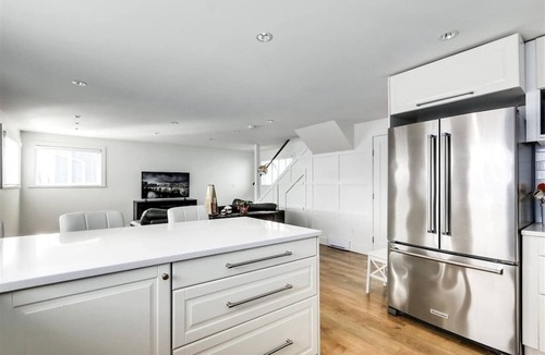 Lower Lonsdale Boat Rental | Cozy modern floating home next to Lonsdale Quay