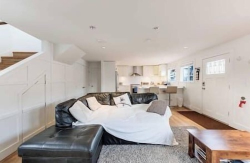 Lower Lonsdale Boat Rental | Cozy modern floating home next to Lonsdale Quay