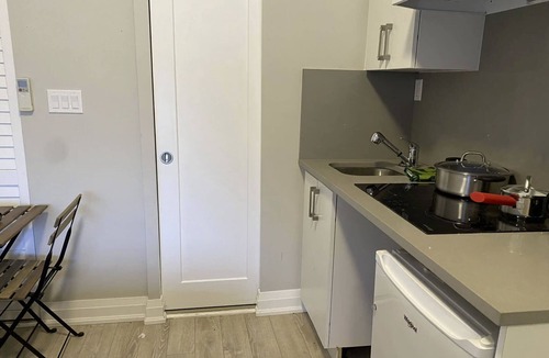 Harbord Village Apartment | Cozy modern studio in the heart of Downtown Toronto. Walk to subway & university