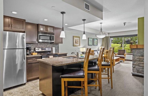 Copperstone Resort Apartment | Cozy Mountain Hideaway, King Bed, hot tub, free parking, Wi-Fi, up to 4 people!