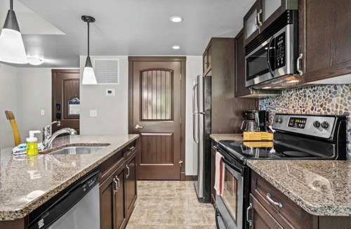 Copperstone Resort Apartment | Cozy Mountain Hideaway, King Bed, hot tub, free parking, Wi-Fi, up to 4 people!