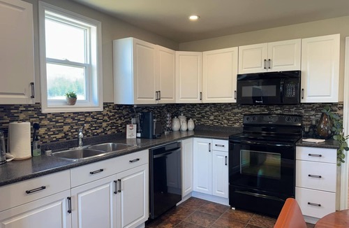 Cheticamp House | Cozy Mountainview Bungalow. French Fishing Village. Whale Watching tours.