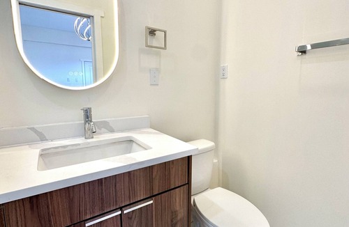 Burnaby House | Cozy new 1-bed studio suite with AC & big private yard in charming Burnaby