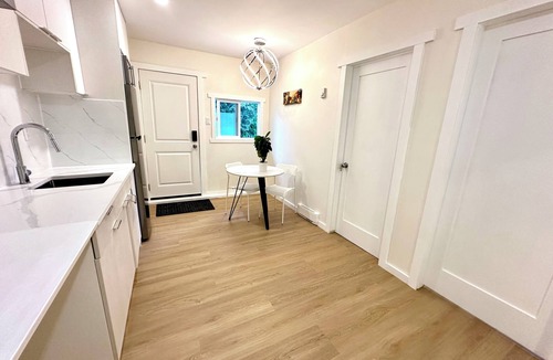 Burnaby House | Cozy new 2-bedroom suite with AC & big private yard in charming Burnaby