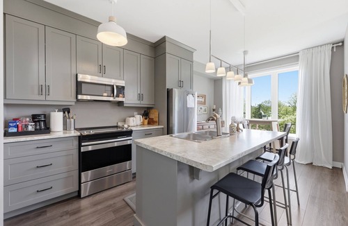 Niagara Falls House | Cozy Niagara Retreat By the Pond 3BR Home Near Falls & Brock