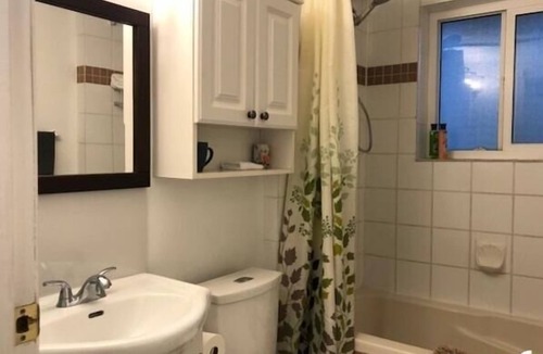 White Rock House | Cozy One Bed Suite Near Beach