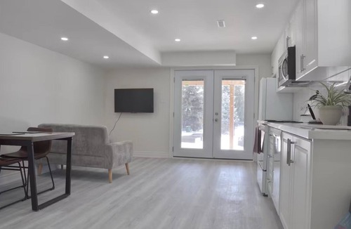 Oakville House | Cozy park view suit in Oakville