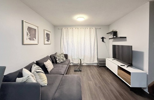 St. Catharines House | Cozy private room near Brock and 4th Ave