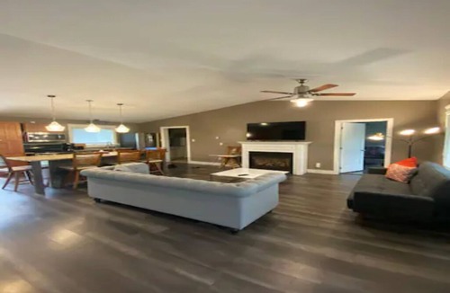 Glen Huron House | Cozy Ranch Bungalow w/HotTub, 30+ day stays!