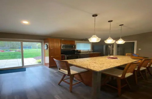 Glen Huron House | Cozy Ranch Bungalow w/HotTub, 30+ day stays!