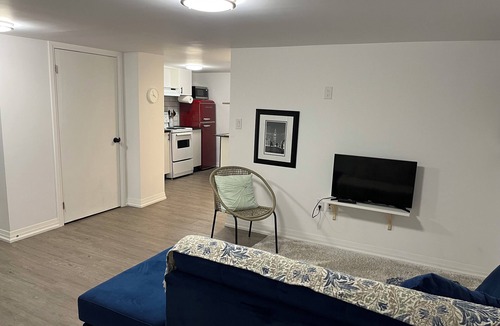 Merritton Apartment | Cozy Retro style1 Bedroom Apartment - FREE Parking, WiFi, In-suite Laundry.