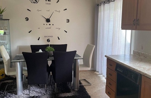 Downtown Gatineau House | Cozy Room for Rent - Perfect for Female/Student!