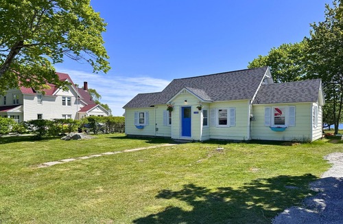 Barrington Cottage | Cozy Seaside Escape at Barrington Bay Cottage