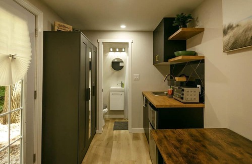Simcoe Cabin | Cozy Semi Off-Grid Tiny Home Forest Retreat with Private Sauna & Cold Plunge Near Simcoe, Ontario