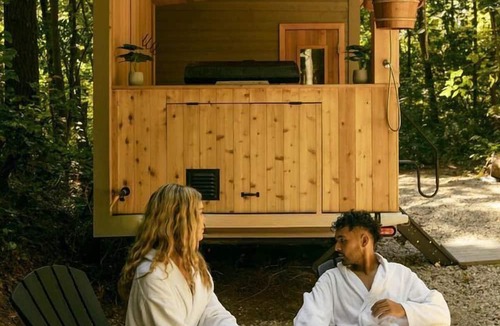 Simcoe Cabin | Cozy Semi Off-Grid Tiny Home Forest Retreat with Private Sauna & Cold Plunge Near Simcoe, Ontario