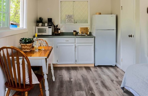 Christina Lake Hotel | Cozy Single Room at Christina Lake- Kitchenette, Queen Bed, Close to Beaches!