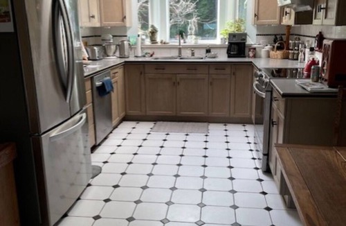 Roberts Creek House | Cozy split level home with a pet friendly yard. 10 min walk to beach