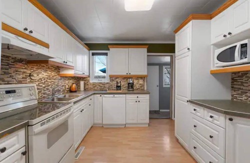 Drumheller House | Cozy stay with just a 5 minute walk to downtown Drumheller!