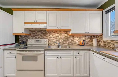 Drumheller House | Cozy stay with just a 5 minute walk to downtown Drumheller!