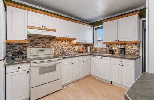 Drumheller House | Cozy stay with just a 5 minute walk to downtown Drumheller!