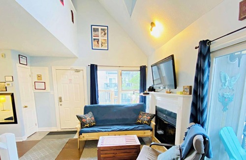 Craigleith Apartment | Cozy Studio Loft with 2 Baths Next to the Slopes