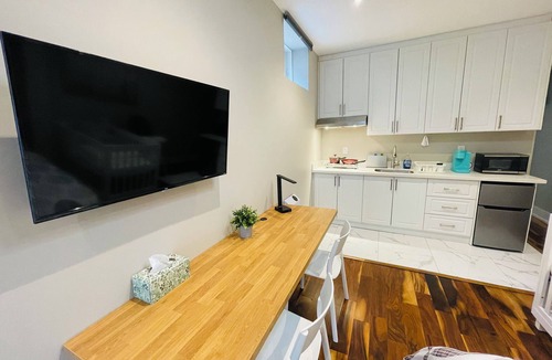 Wexford House | Cozy Studio In Toronto Smart TV