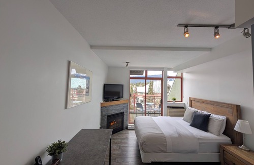 Whistler Village Apartment | Cozy studio on Main Street with hot tub, sauna and gym