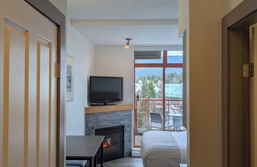 Whistler Village Apartment | Cozy studio on Main Street with hot tub, sauna and gym