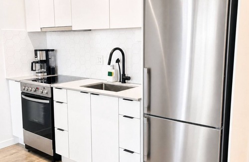 Lower Lonsdale Apartment | Cozy studio suite in North Vancouver