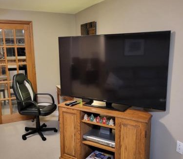 Grimsby Apartment | Cozy Suite with HOT TUB & Highspeed Internet