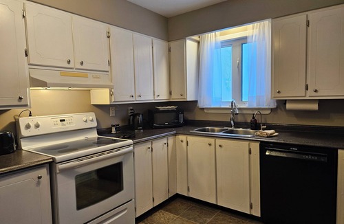 Lewisporte House | Cozy three bedroom bungalow in the center of town