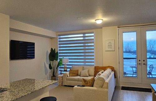 Vaughan House | Cozy Vaughan Retreat | Sleeps 9 | Near Wonderland, theater & Shops