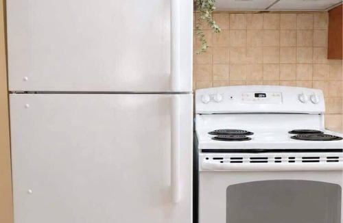Fraserview House | Cozy Vintage Feel 3BR Suite in Quiet Neighbourhood