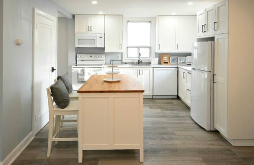 Sharon House | Cozy weekend gateway with river creek backyard.