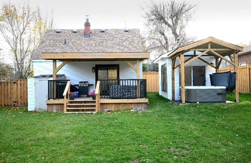 Sharon House | Cozy weekend gateway with river creek backyard.