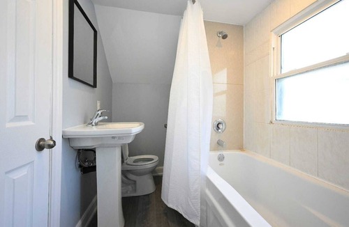 Sharon House | Cozy weekend gateway with river creek backyard.