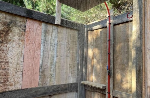 Langton Apartment | Cozy Woodland Bunkie + Outdoor Shower + WiFi