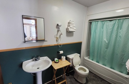Terra Nova Apartment | Crocker Cabins Unit 1 offers a self‑contained efficiency unit in Gros Morne.