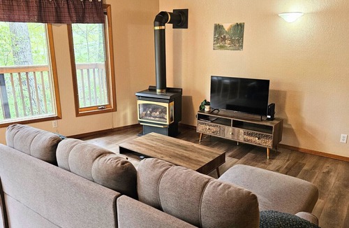 Crowsnest Pass Cabin | Crowsnest River Chalet - Moose
