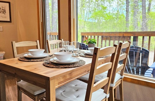 Crowsnest Pass Cabin | Crowsnest River Chalet - Moose