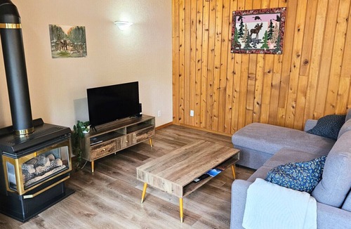 Crowsnest Pass Cabin | Crowsnest River Chalet - Moose