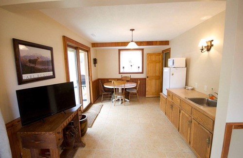 Hillcrest Mines Cabin | Crowsnest Riverside Cabin- 42 km from Castle Mountain Ski Resort