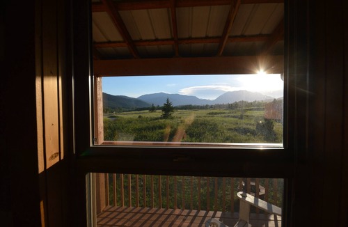 Hillcrest Mines Cabin | Crowsnest Riverside Cabin- 42 km from Castle Mountain Ski Resort