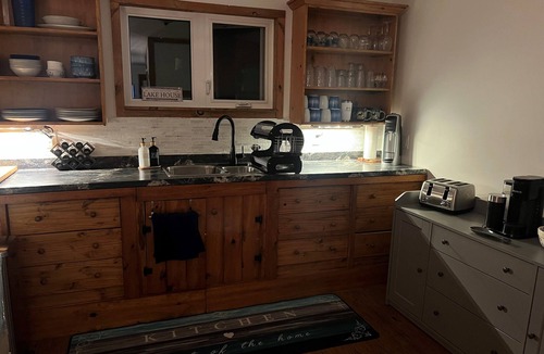 Machar Cottage | Crystal Haven Lake House: 2.5-bedroom waterfront retreat on Eagle Lake