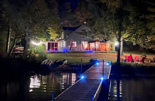 Machar Cottage | Crystal Haven Lake House: 2.5-bedroom waterfront retreat on Eagle Lake