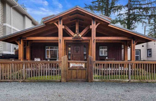 Cultus Lake House | Cultus Lake Luxury Resort - Steps to the Lake and Theme/Waterpark