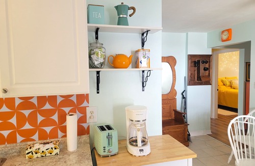 Innisfil Cottage | Cute 2 bedroom cottage, Wifi/Netflix, deck, walk/bike to beach, fire pit