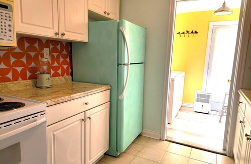 Innisfil Cottage | Cute 2 bedroom cottage, Wifi/Netflix, deck, walk/bike to beach, fire pit